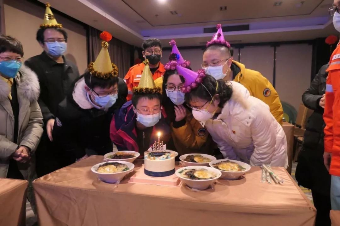 Yong Wang organized volunteers to buy birthday cakes for the Shanghai medical team.