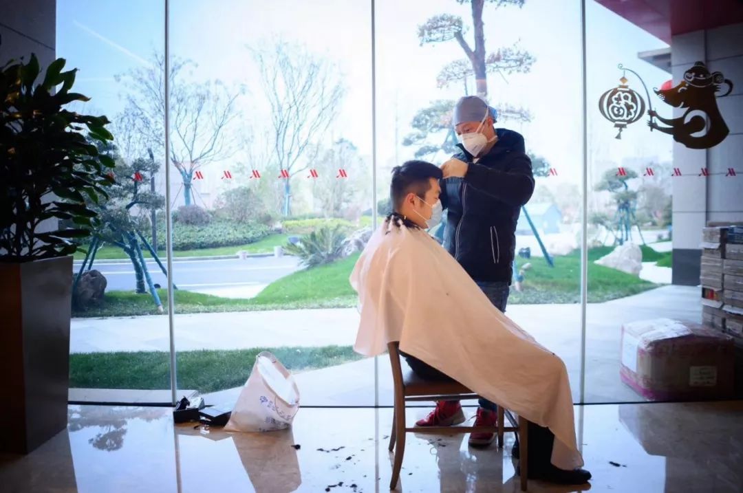 Master Gan, a volunteer hairdresser, has been on duty for 5 times and received rave reviews.