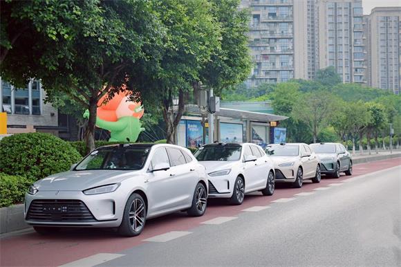A motorcade waiting for consumers to try out. Photo courtesy of the organizer Hualong. com-New Chongqing Client