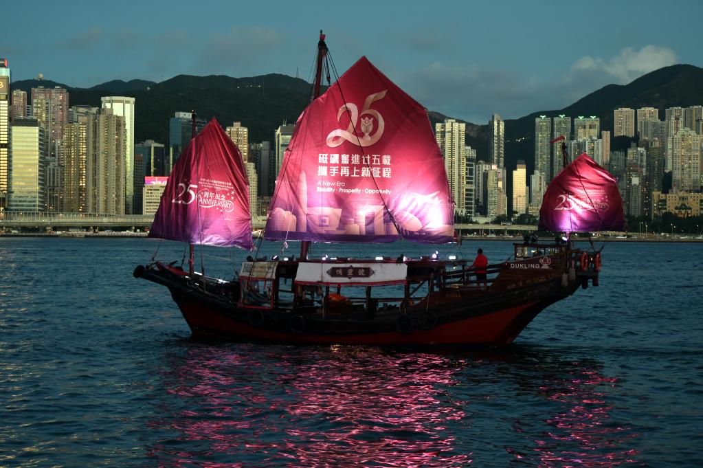 On June 23rd, a sailboat hung a banner to celebrate the 25th anniversary of Hong Kong's return to the motherland and sailed in Victoria Harbour. Xinhua News Agency reporter Binghui Lu photo