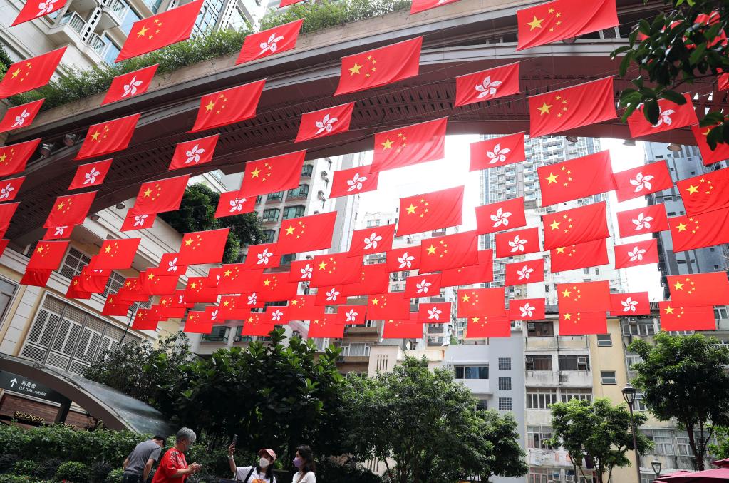 On June 16th, in Lidong Street, Hong Kong, the regional flags of National Flag of the People's Republic of China and Hong Kong Special Administrative Region fluttered in the wind. Xinhua News Agency reporter Li Gangshe