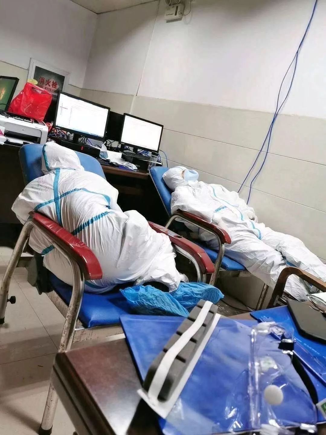 The medical staff took a short nap in the armchair.